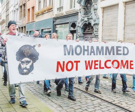 Colonia, xenofobi scatenati: la notte dei lunghi coltelli