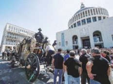 Copertina di Don Alfonso, le minacce del boss “funerario”  che nessuno ha fermato