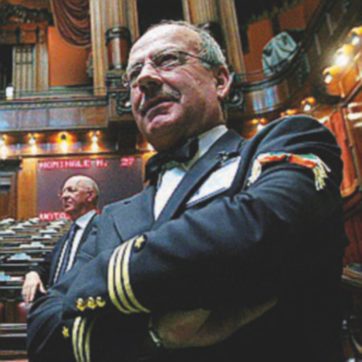 Approvata una riforma: da barbieri a commessi