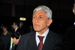 Copertina di Bassolino: cioè una vita a fare, a politicare e a presenziare