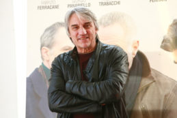 Copertina di “Berlusconi fu il manager di De Andrè e Villaggio. Moretti è un genio folle”