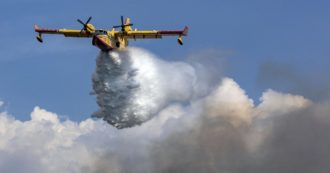 Copertina di Incendi, evacuato un intero paese in Toscana: “Situazione molto critica”. E il caldo non dà tregua: “Continuerà così nei prossimi giorni”