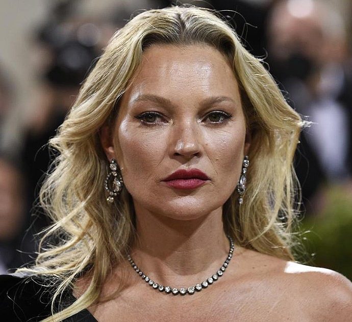 Kate Moss è irriconoscibile: ecco gli scatti “rubati” mentre fuma una sigaretta