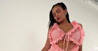 Copertina di Kylie Jenner e quel viaggio in aereo per pochi km. I social: “Sei una criminale climatica”