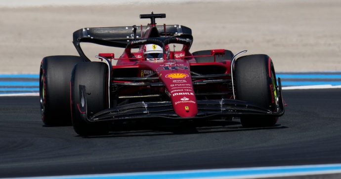 Gp di Francia, Leclerc fuori al 17esimo giro: errore in curva e la Ferrari va contro il muro