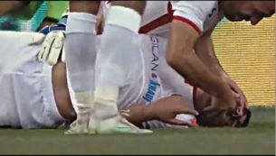Copertina di Calciatore sviene dopo scontro, il suo capitano gli salva la vita intervenendo immediatamente