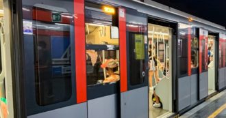 Copertina di Milano, 69enne travolto da metro nella stazione Duomo. Circolazione bloccata per quasi tre ore