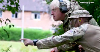 Copertina di Boris Johnson soldato per un giorno: l’addestramento con l’esercito ucraino – Video