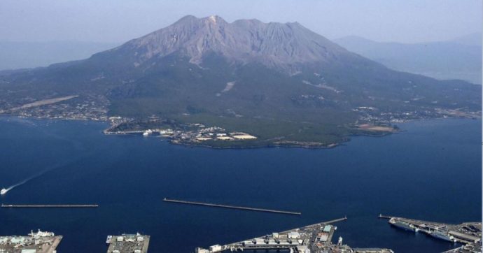 Giappone, allerta massima per l’eruzione del vulcano Sakurajima: evacuate decine di persone nell’isola di Kyushu