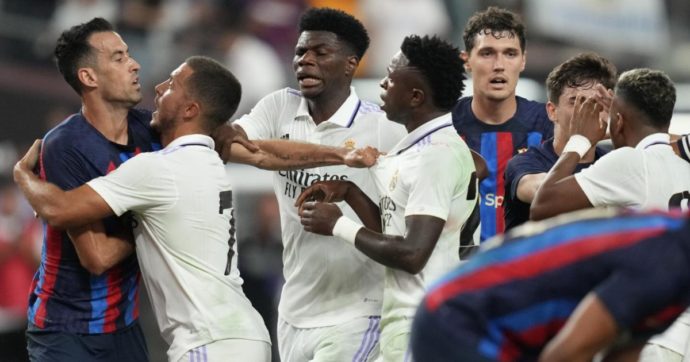 Real Madrid-Barcellona non sarà mai un’amichevole: mega-rissa dopo il fallo di Jordi Alba su Vinicius – VIDEO