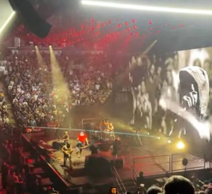 Rage Against the Machine, fan elude la security e corre verso la band: il chitarrista Tom Morello cade dal palco – video
