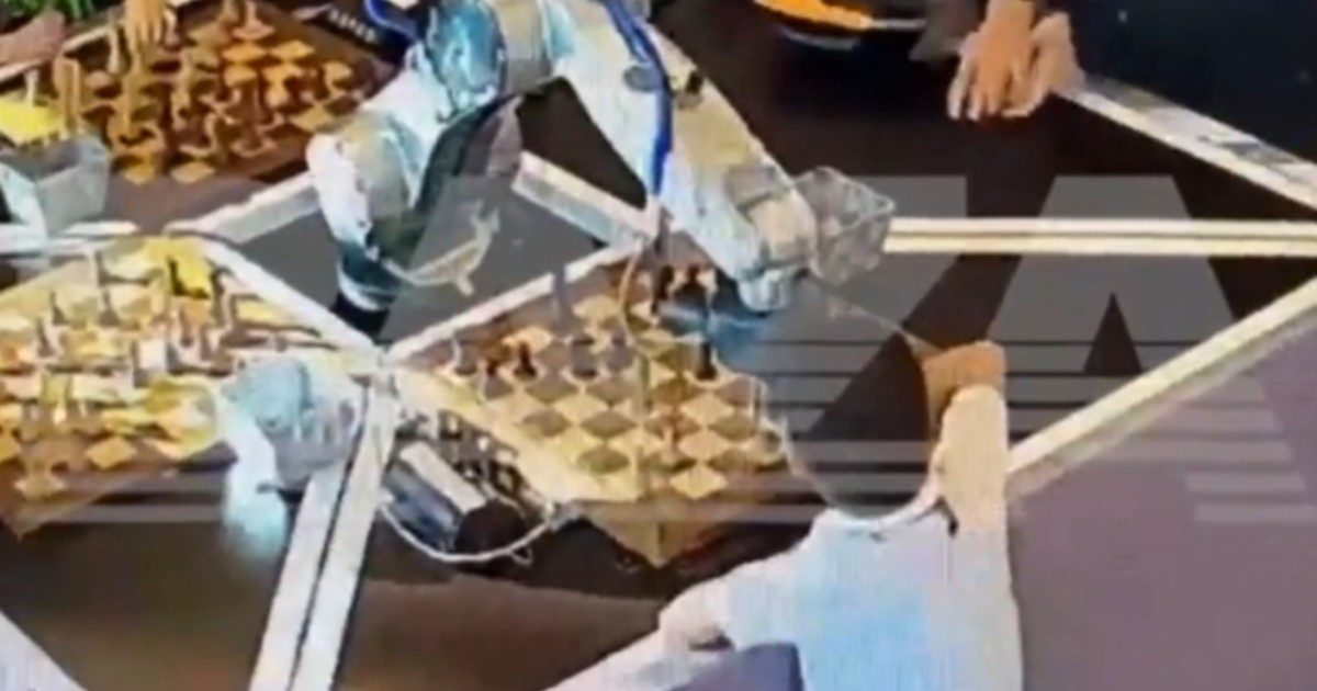 Robot spezza un dito all’avversario di 7 anni durante una partita di scacchi