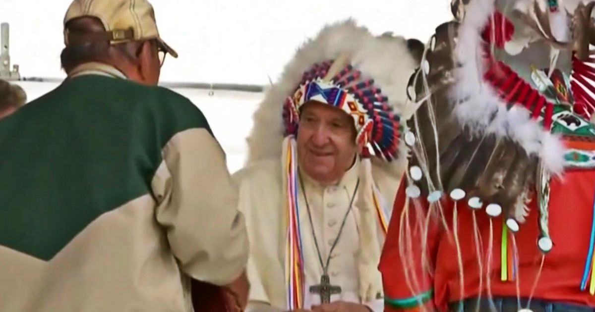 Papa Francesco indossa il copricapo indiano in Canada e chiede perdono per  i crimini commessi dai cristiani - Video - Il Fatto Quotidiano