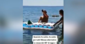 Copertina di Crotone, celebra messa in mare a petto nudo e sul materassino. Il don: “Faceva troppo caldo, ma non lo rifarei” – Video