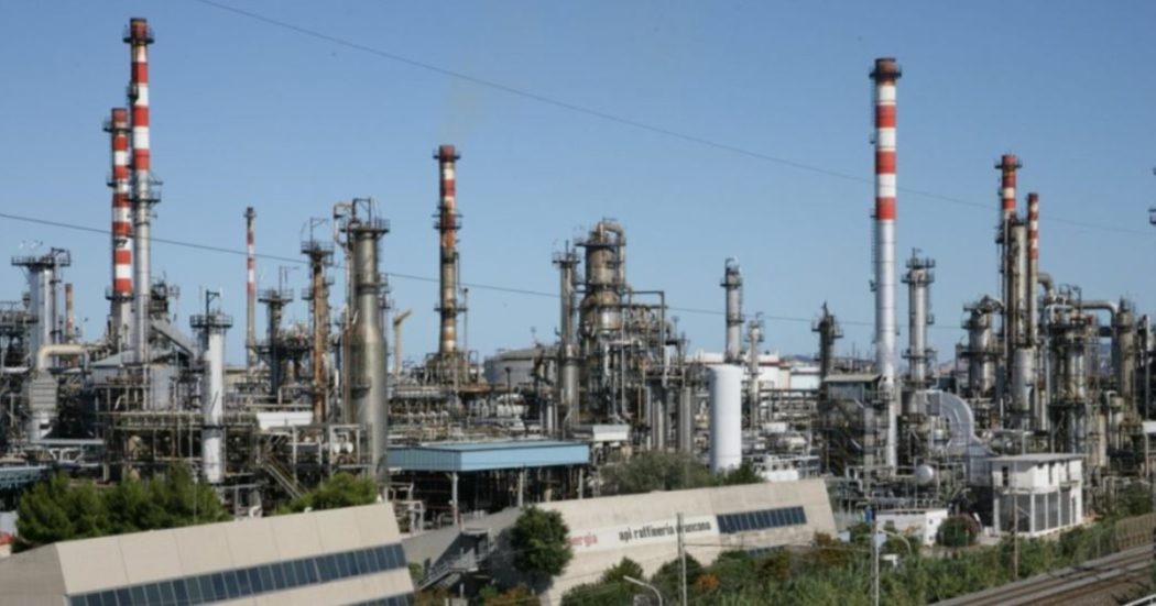 “Esalazioni dalla raffineria Api di Falconara”: 18 persone a processo per reati ambientali