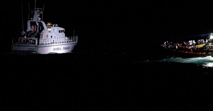 Altri sbarchi a Lampedusa: iniziati i trasferimenti dei migranti dall’hotpost. Salvini annuncia una visita sull’isola