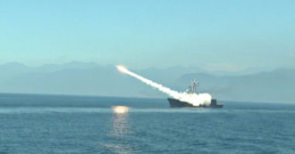 Copertina di Missili, caccia in volo e battaglia navale: Taiwan simula un attacco cinese via mare nell’oceano Pacifico – Video
