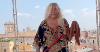 Copertina di Mara Venier: “Dall’alto arrivano le cacche di gabbiani”. La conduttrice con scopa e straccio (VIDEO)