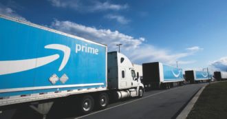 Copertina di Amazon, stangata Prime: da 36 a 50 euro. “È l’inflazione”. Ma il tasso non c’entra nulla