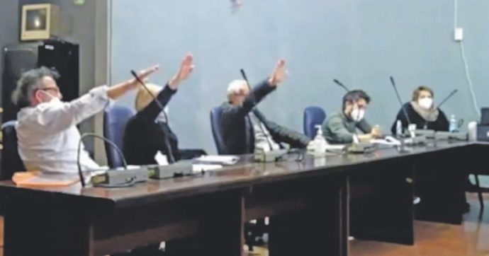 Copertina di Cogoleto, fecero saluto fascista in aula: a processo 3 consiglieri