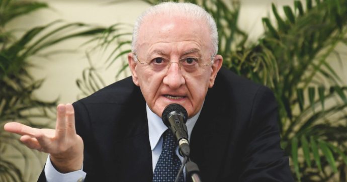 Piscine, parcheggi e tante case. Rivolta sul piano De Luca