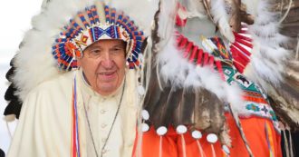 Copertina di Il mea culpa del Papa agli indigeni del Canada: “Chiedo perdono per il male commesso. La Chiesa fu complice della distruzione culturale”