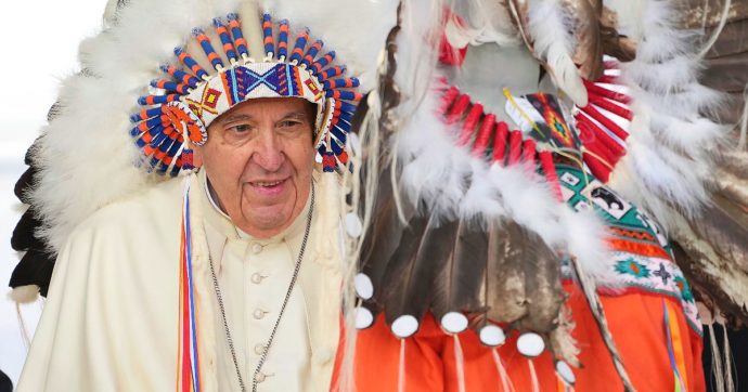 Il mea culpa del Papa agli indigeni del Canada: “Chiedo perdono per il male commesso. La Chiesa fu complice della distruzione culturale”