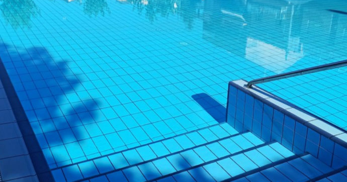Francia, oltre 30 piscine chiuse a causa del caro energia. L’ente pubblico che le gestisce: “Bolletta passata da 15 a 100 milioni”