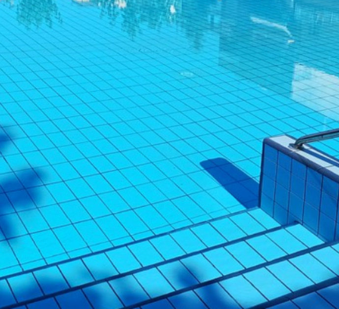 Vanno a cena dai vicini e trovano i loro cadaveri che galleggiano in piscina: indaga la polizia