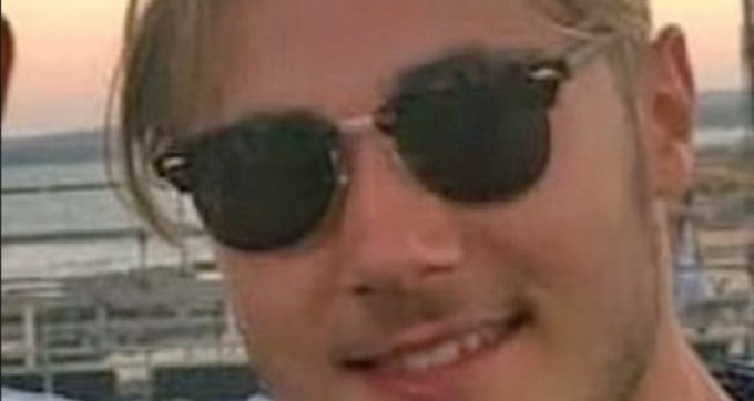 Mykonos, giovane decapitato dalle pale di un elicottero mentre si fa un selfie. Pilota arrestato per negligenza