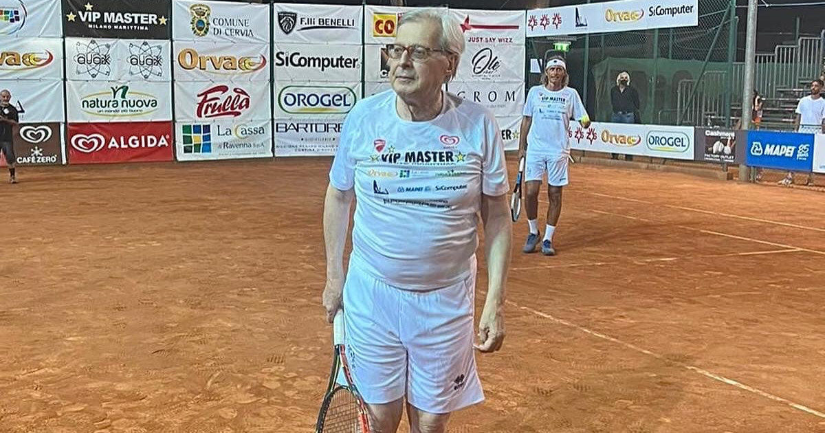 Vittorio Sgarbi gioca a tennis “e Djokovic muto”: lo stile del critico fa impazzire i commentatori