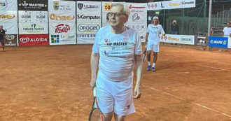 Copertina di Vittorio Sgarbi gioca a tennis “e Djokovic muto”: lo stile del critico fa impazzire i commentatori