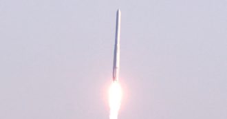 Copertina di Long March 5B in caduta libera dallo spazio: il razzo cinese da 21 tonnellate trasportava un nuovo laboratorio. Si teme pioggia di detriti