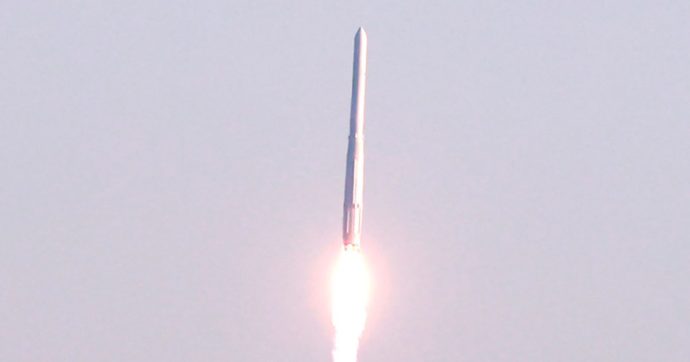 Long March 5B in caduta libera dallo spazio: il razzo cinese da 21 tonnellate trasportava un nuovo laboratorio. Si teme pioggia di detriti