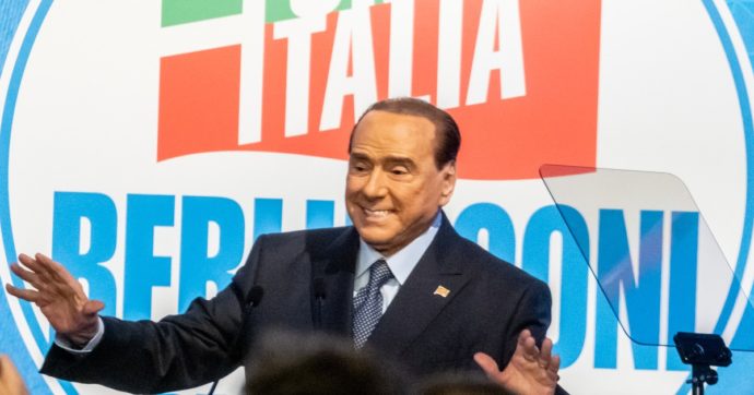 Berlusconi ospite in un talk show dopo anni: il leader di Fi si accomoda sulla poltrona di casa in vista del voto. Sarà a Zona Bianca su Rete 4
