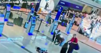 Copertina di Sparatoria all’aeroporto di Dallas, il momento in cui la donna apre il fuoco e viene ferita da un poliziotto – Video