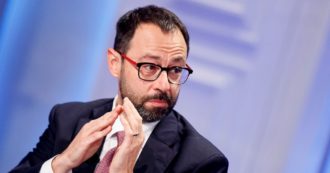 Copertina di Patuanelli: “L’alleanza 5 Stelle-Pd spaventava molti poteri: ora patto coi rossoverdi”