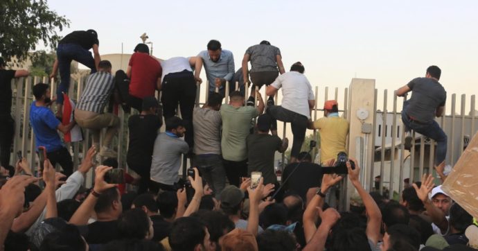 Iraq, sostenitori di Muqtada al Sadr assaltano il Parlamento di Baghdad. Sabato l’Assemblea eleggerà il nuovo presidente