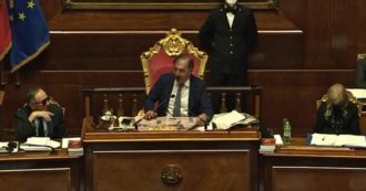 Senato, La Russa sfoglia la Gazzetta dello Sport mentre presiede i lavori dell’Aula – video