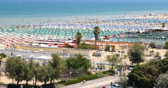 Copertina di Riviera romagnola, non balneabili 30 km comprese Rimini e Riccione: “Valori anomali, ci sono anche i batteri fecali”