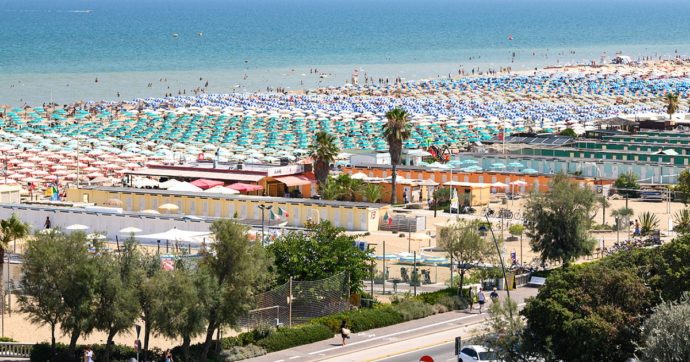 Riviera romagnola, non balneabili 30 km comprese Rimini e Riccione: “Valori anomali, ci sono anche i batteri fecali”