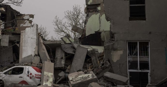 Ucraina, bombe su Mykolaiv, colpito un quartiere residenziale, mentre Kiev accusa: “Mosca vende cereali ucraini rubati”