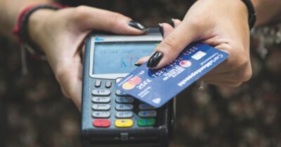 Copertina di Pagamenti digitali aumentati del 65% rispetto al pre Covid: pesano per il 40% dei consumi. Italia ancora indietro rispetto alla media Ue
