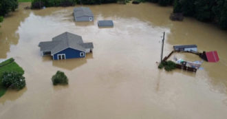 Copertina di Alluvione nel Kentucky, l’acqua sfiora i tetti delle case: le immagini spaventose dopo le inondazioni