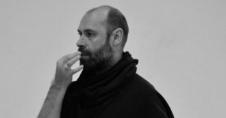 Copertina di Daniele Franci, il direttore teatrale arrestato per violenza sessuale: tra le pratiche estreme la simulazione di strangolamento