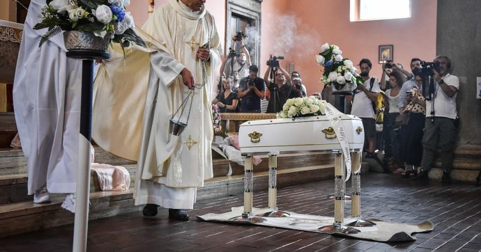 I funerali di Diana, l’arcivescovo di Milano Delpini: “Sconcerto e orrore”. Anticipati gli accertamenti su biberon della bimba