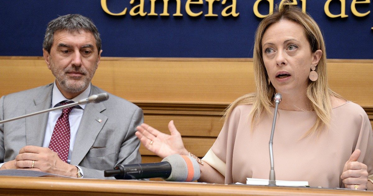 Carfagna e Gelmini con Calenda? Insulti sessisti del governatore Marsilio: “Ieri ai festini di Arcore, oggi statiste”. Poi la precisazione