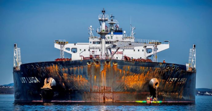 Copertina di Navi inglesi aiutano le petroliere russe