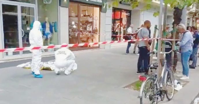 Apostrofa una donna, ucciso con la stampella