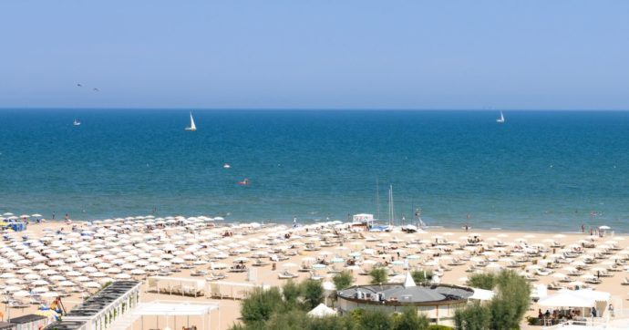 Riviera romagnola, revocato il divieto di balneazione in tutta la zona: “I parametri sono rientrati nella norma”